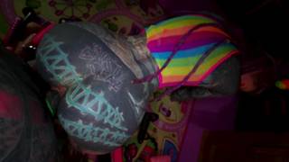 Anuskatzz peinte en cosplayeuse multicolore et avec des jouets