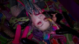 Anuskatzz peinte en cosplayeuse multicolore et avec des jouets