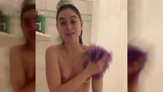 Riley Reid sous la douche et toute savonnée