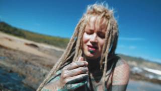 Anuskatzz taille une belle pipe en bord de mer