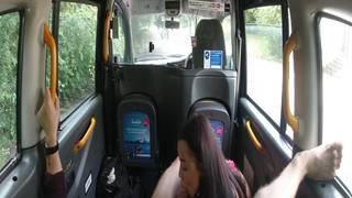 Fake Taxi baise cette petite brune Brune, Ejacs, Doggystyle
