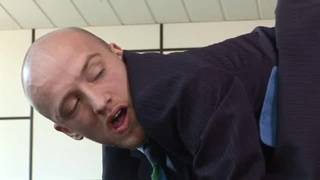 Deux collègues en costumes s'enculent au bureau