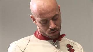 Le motard défonce le petit cul d'un DILF