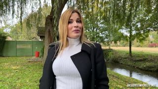 Jolie française crie comme une folle en levrette