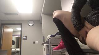 BBW se met les doigts au boulot