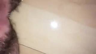 Squirting lors de la masturbation d'une chatte poilue