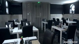 Jeune serveuse française baise après le boulot