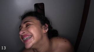 Takosha est à genoux et en suce plusieurs