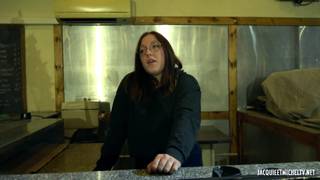 La française à lunettes va baiser après le boulot La française à lunettes va baiser après le boulot