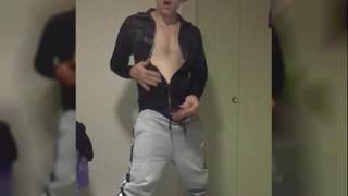 Lascar kiffeur En survêtement et en air Max se branle