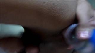 Kam se fourre une bouteille dans son cul et se branle