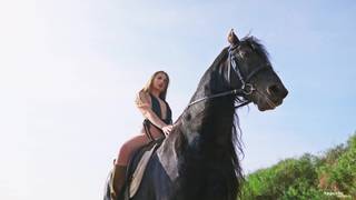 Adelle Torres chevauche et nous montre tout