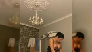 Deux transexuelles excitées se déchaînent sur le lit