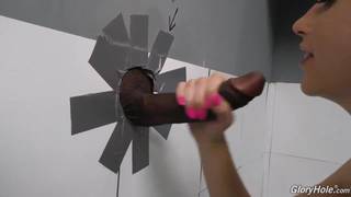 Chloé dans un gloryhole ! Elle a sauté dans un magasin de porno Chloé dans un gloryhole ! Elle a sauté dans un magasin de porno
