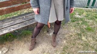 Française fait du upskirt et montre ses seins Française fait du upskirt et montre ses seins
