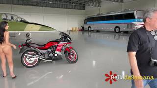 Bianca Grellert fait un shooting nue sur une moto Bianca Grellert fait un shooting nue sur une moto