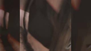 Transsexuelle aux yeux bandes suce une belle bite