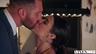 Kylie Rocket suçant et s'étouffant sur une grosse bite blanche !