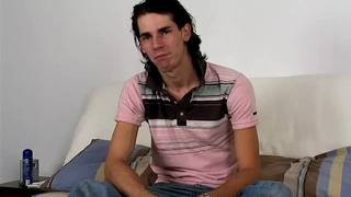 Un jeune brun secoue sa grosse bite TTBM, Branlette