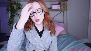 Une rousse à la chatte poilue fait un show à ne pas manquer