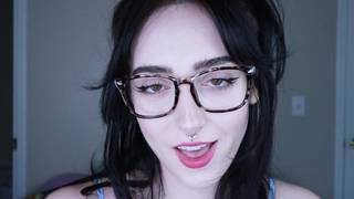 Jolie, jeune et paillarde suçant une bite Jolie, jeune et paillarde suçant une bite