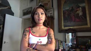 Une jeune asiate tatouée parfaite en POV Une jeune asiate tatouée parfaite en POV