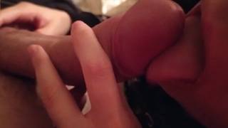 Je suce et fait jouir un inconnu pendant que sa femme travail Je suce et fait jouir un inconnu pendant que sa femme travail