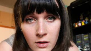 Une trans se masturbe avec une chatte de poche