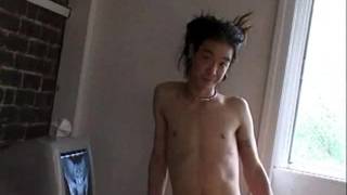 Un asiatique mince gicle du sperme devant son ordi Un asiatique mince gicle du sperme devant son ordi