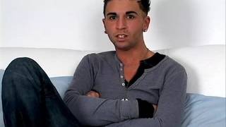 Mateo se masturbe la queue juste pour toi