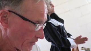Un vieil homme veut baiser une nonne de son église