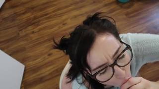 Une fille sexy fait une fellation à un amateur Une fille sexy fait une fellation à un amateur