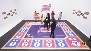 Un groupe asiatique joue à un jeu de déshabillage Un groupe asiatique joue à un jeu de déshabillage