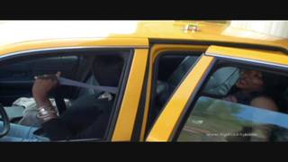 Il rentre dans le taxi et baise avec deux trans black