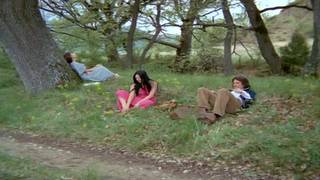 Dans une grande ferme française, plusieurs couples baisent