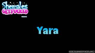 Yara trans est baisée par un membre BBC en plein air