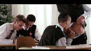 Un étudiant gay a sucé les bites de toute la classe Un étudiant gay a sucé les bites de toute la classe