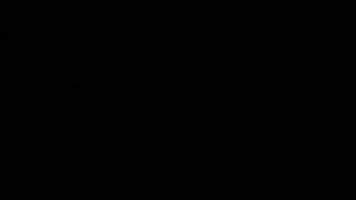 Une blonde sexy suce une bite et la chevauche ensuite