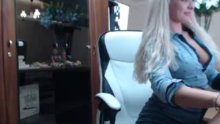 La blonde plantureuse est heureuse lorsqu'elle se masturbe La blonde plantureuse est heureuse lorsqu'elle se masturbe