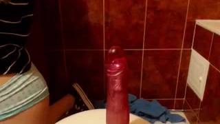 Une amatrice tatouée filme ses seins nus Une amatrice tatouée filme ses seins nus