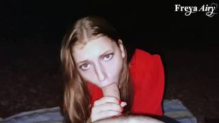 Elle retrouve son chemin en suçant des bites. Elle retrouve son chemin en suçant des bites.