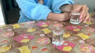 Il la fait boire pour la dévergonder Il la fait boire pour la dévergonder