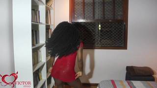 Il aime baiser ma petite amie noire et sexy et la filmer à la maison. Il aime baiser ma petite amie noire et sexy et la filmer à la maison.