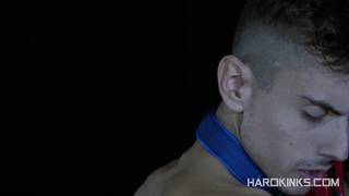 Dani Rivera se soumet à deux hommes d'affaires gays