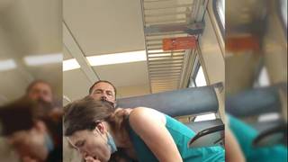 Un couple baise dans le train de banlieue. Madame suce goulument