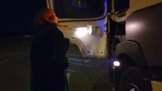 Je baise avec un routier sur une aire d'autoroute Je baise avec un routier sur une aire d'autoroute