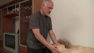 Un masseur plus âgé masse un jeune gay Un masseur plus âgé masse un jeune gay