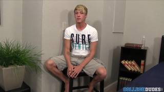 Le blond Gage Anderson en train de se branler Le blond Gage Anderson en train de se branler