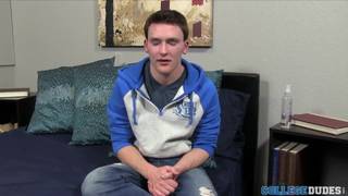 Le beau gosse Ian Dempsey explose en solo Le beau gosse Ian Dempsey explose en solo