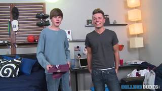 Les minets Tommy White et Josh O Brian s'envoient en l'air Les minets Tommy White et Josh O Brian s'envoient en l'air